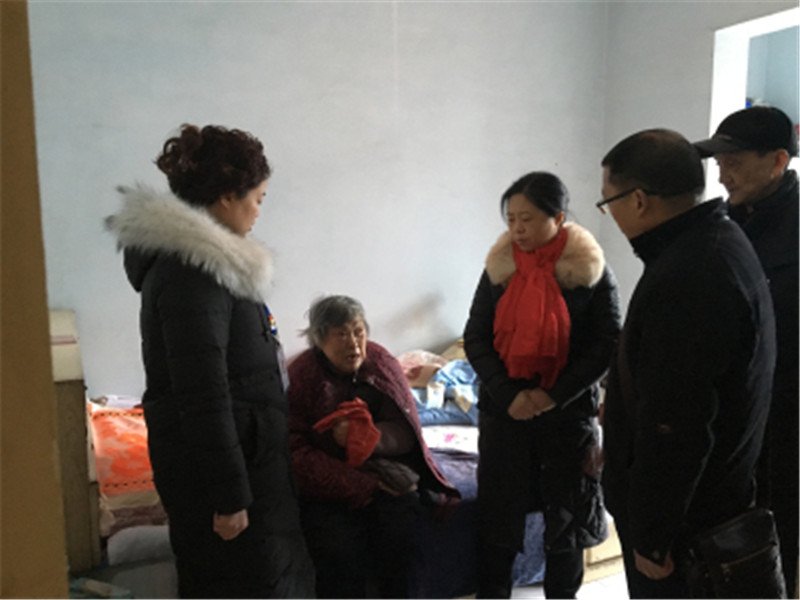 我院开展慰问长期生病在家的离退休职工活动2.jpg