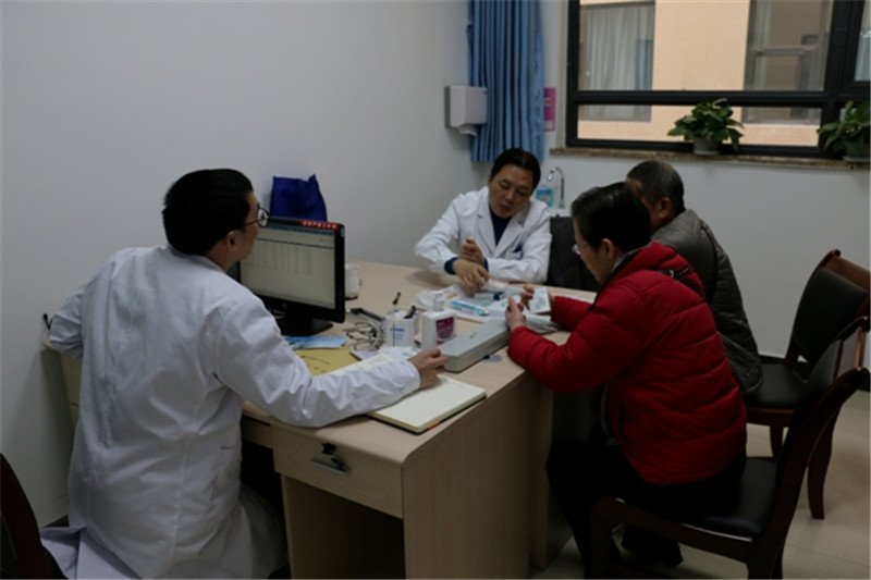 喜讯 华西医院专家与我院专家首次联合门诊开诊啦！2.jpg
