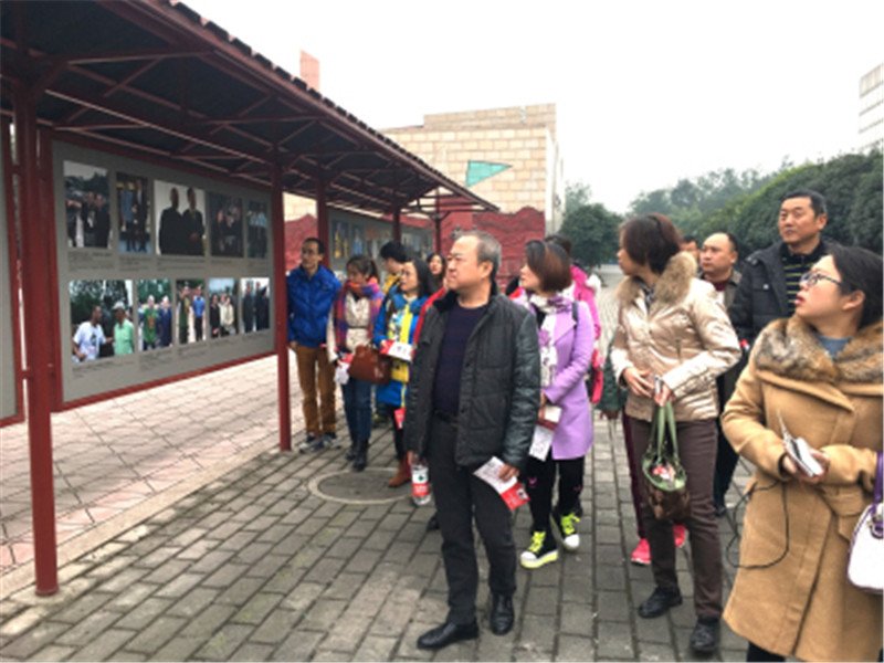 我院党总支组织党员干部参观建川博物馆聚落1.jpg
