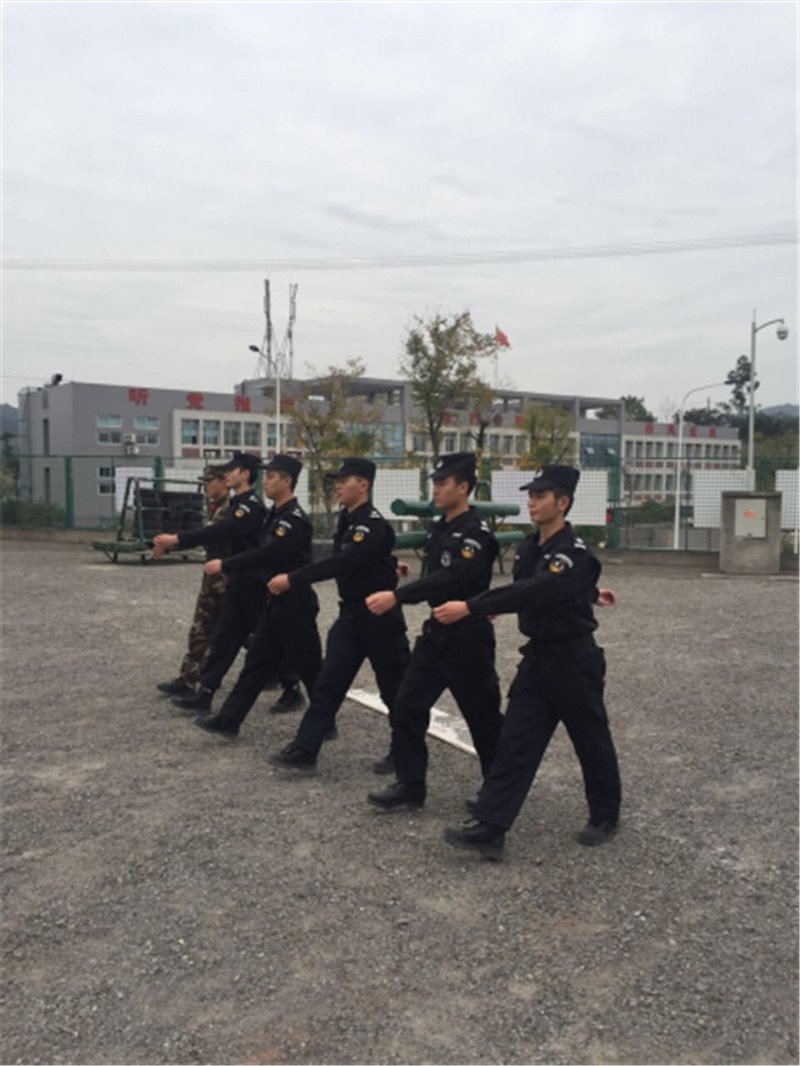 进警营学本领1.jpg