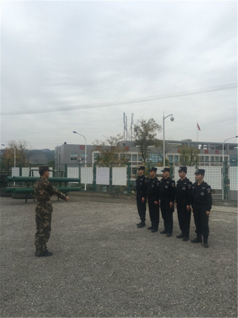 进警营学本领2.jpg