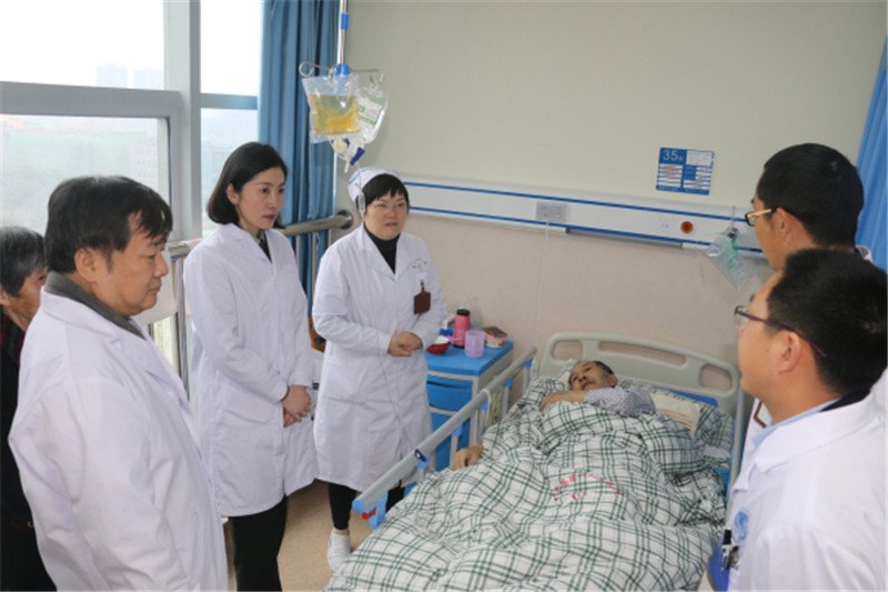 成都军区总医院专家来院指导1.jpg