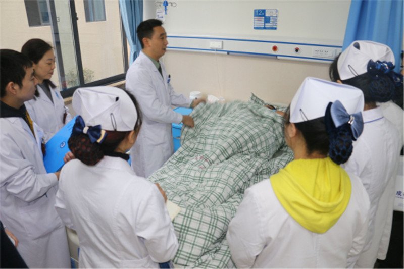 成都军区总医院专家来院指导3.jpg