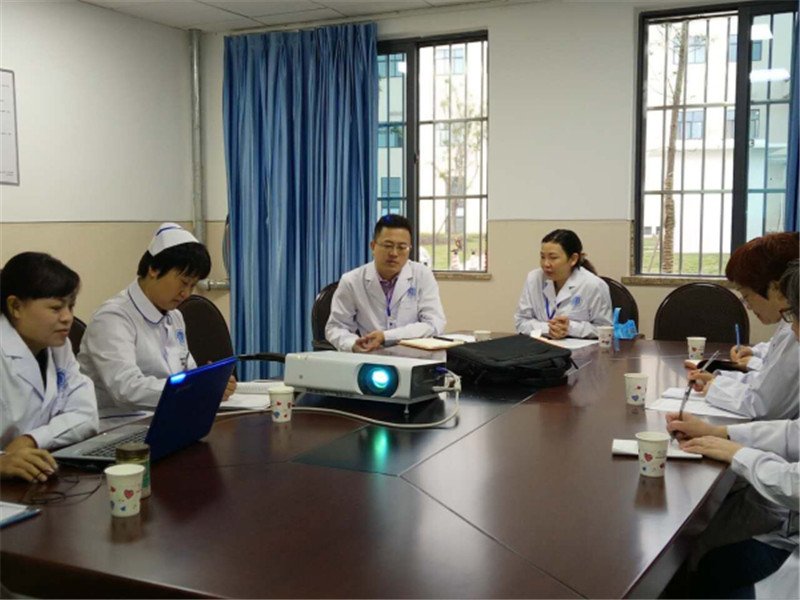 韩院长在感染科调研1.jpg