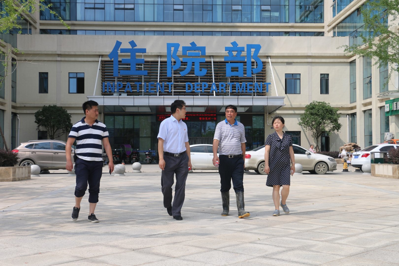 县卫计局党组书记、局长晏万长视察金堂一院灾后工作2.JPG