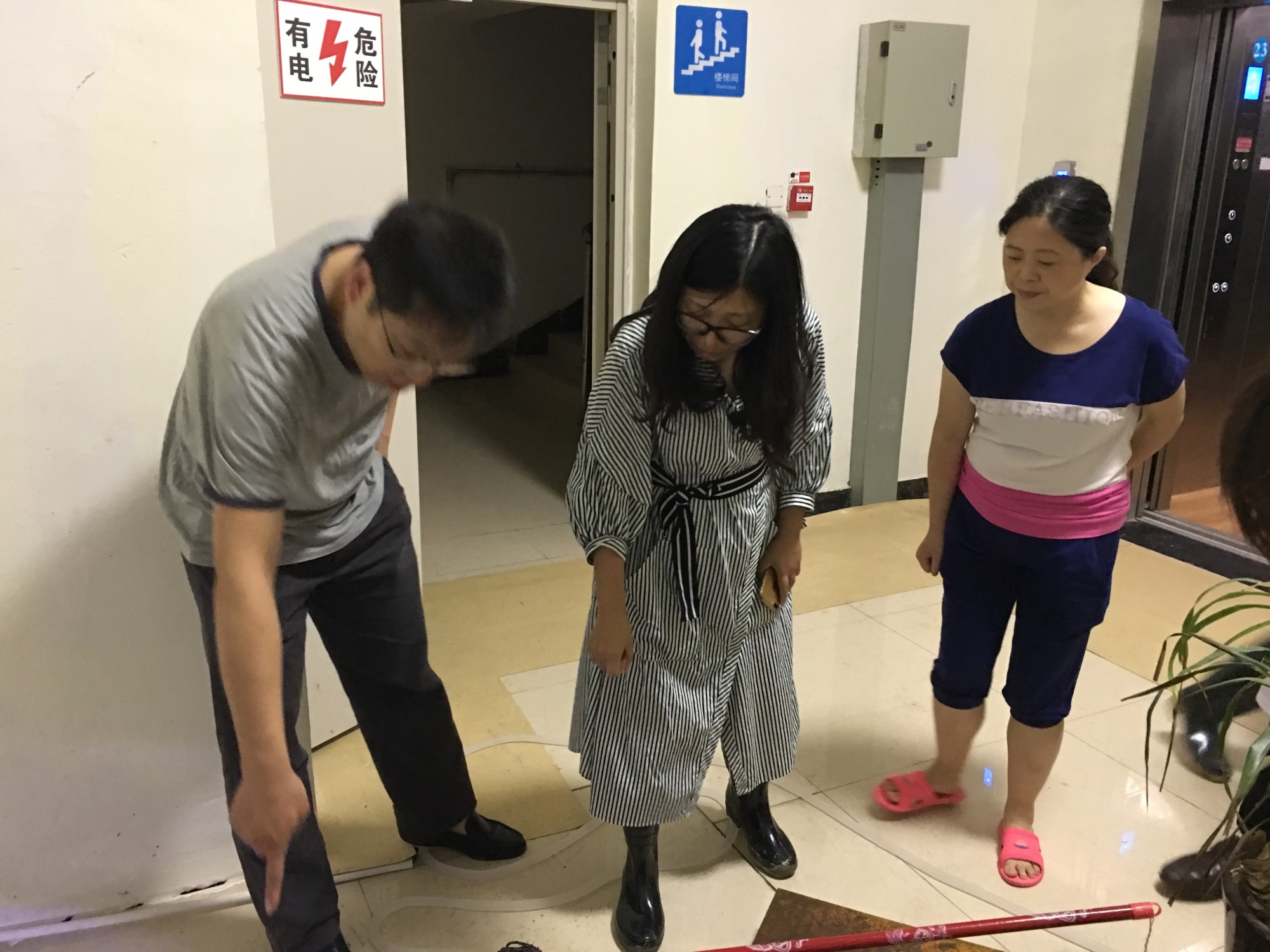 周海燕副县长到县一院调研防洪及灾后恢复工作1.JPG