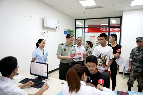 武装部部长亲临体检现场关环新兵体检_副本.jpg