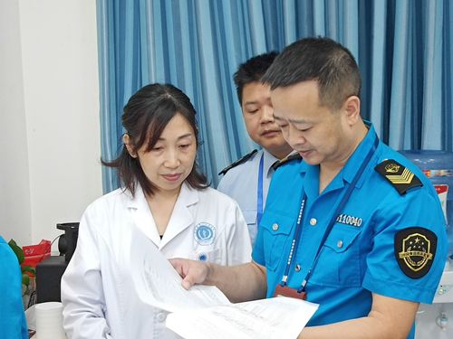 县市场监督管理局对华西金堂医院药品不良反应进行督查 (2)_副本.jpg