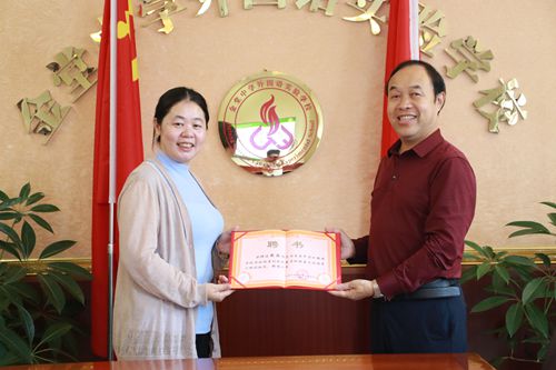 黄英同志受聘为金堂中学外国语实验学校“健康副校长” (1)_副本.jpg