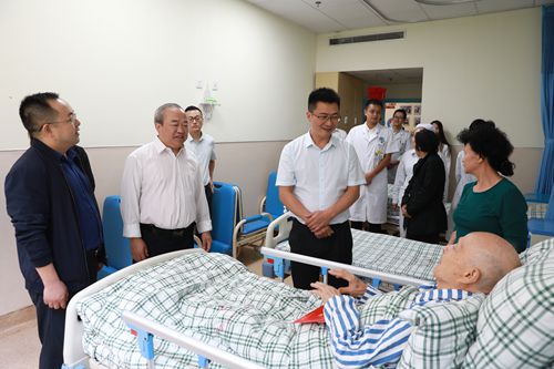 2019.9.26建国70年县委领导慰问医院老革命眭光明（康复科）_副本.jpg
