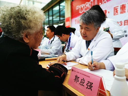 华西-金堂心脏外科义诊.jpg