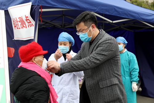 刘明院长亲手教病人戴口罩_副本.jpg