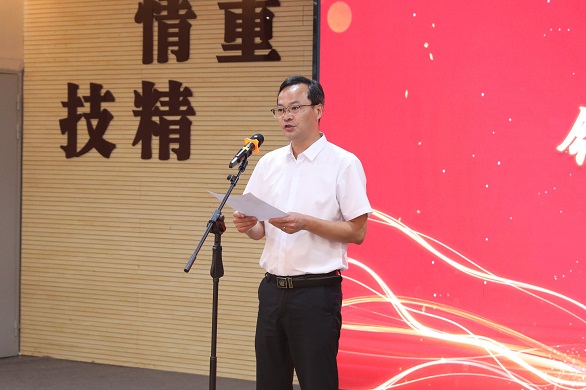 张荣 卫健局副局长1.JPG